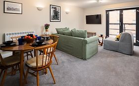 Stylish 2-Bed City Centre Apartment With Free Parking - At Hem